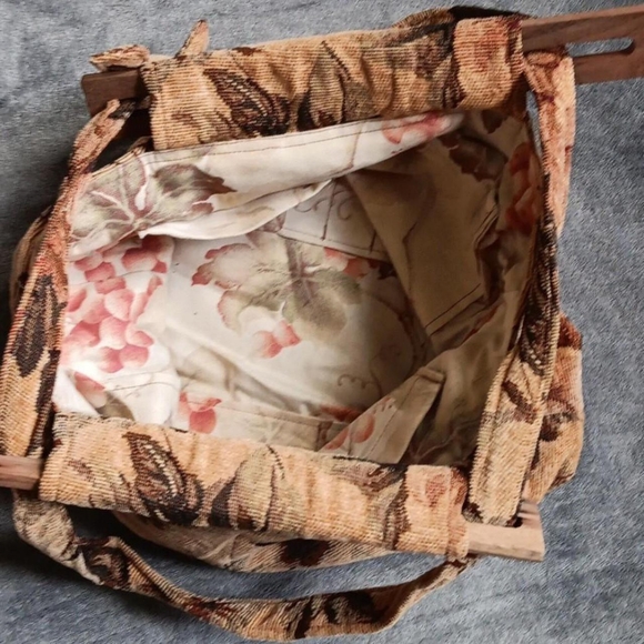 80s 90s Vintage Tapestry Handbag, Shoulder Purse, Floral Woven & Wood, Cottage - Picture 4 of 9